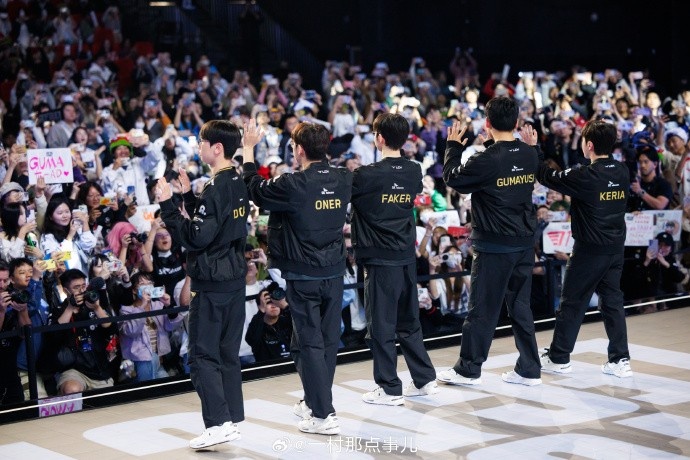 摄影师一村分享返图：Faker胜利后开心的笑了